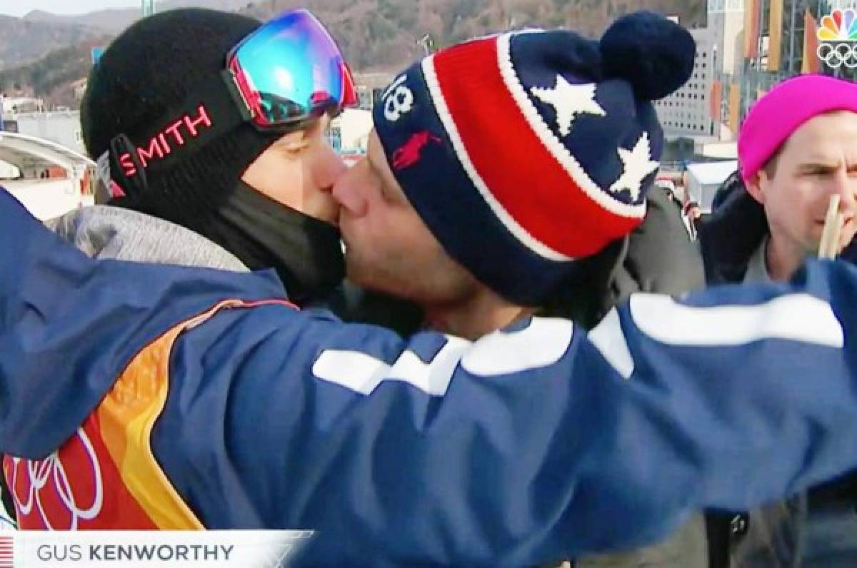 Esquiador hace historia besando a su novio durante los Juegos Olímpicos de invierno