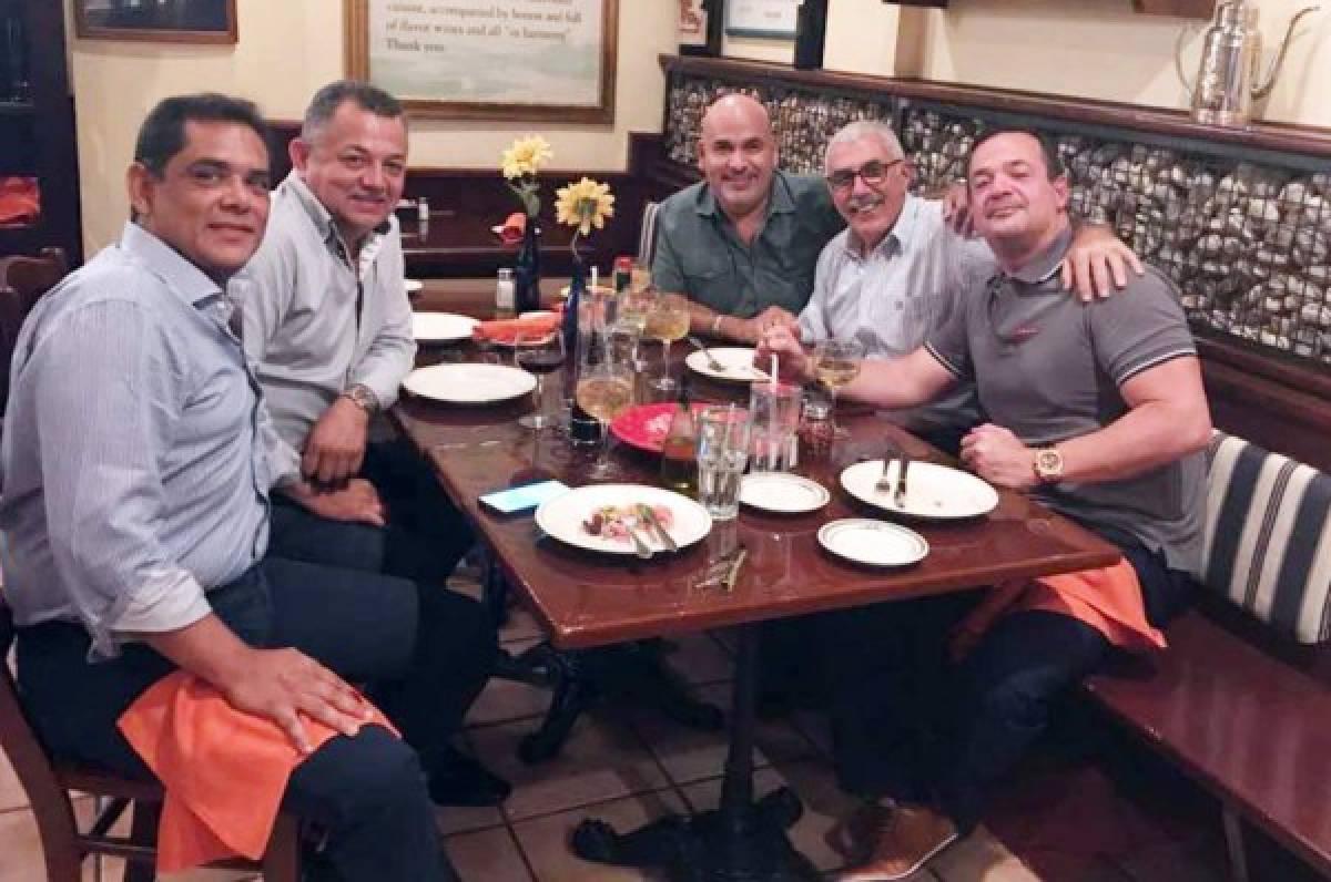 Dirigentes de Marathón celebran con Yankel Rosenthal la Copa Presidente