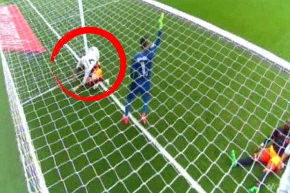 Cristiano se lleva tremendo golpe al impactar con el poste ante Valencia
