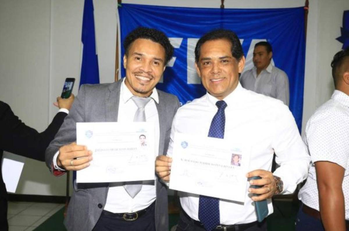Rambo de León obtiene licencia D como entrenador de fútbol en Honduras