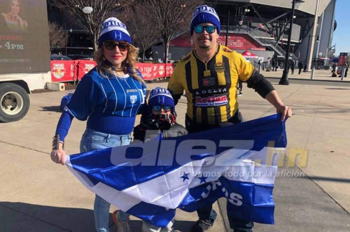 Aficionados catrachos ponen el ambiente en las afueras del Red Bull Arena previo al Ecuador- Honduras