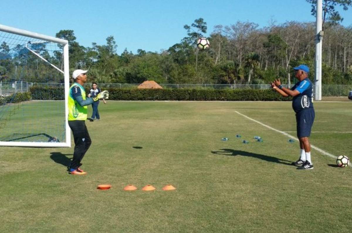 Donis Escober llega con maleta en mano al campo de entreno de Honduras