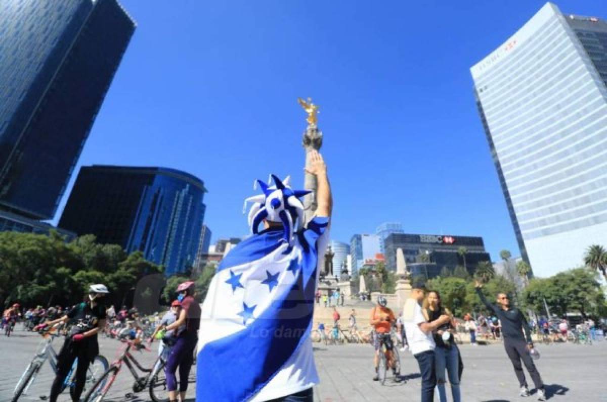 ¡Tomaron el Ángel de la Independencia! Hondureños decoran el centro del D.F. previo al choque ante México