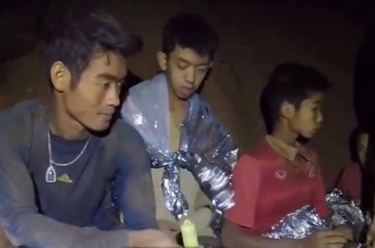 Rescatados los 12 niños y su técnico de una cueva inundada en Tailandia
