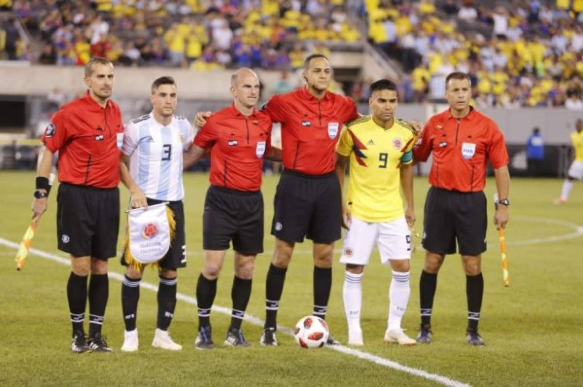 Flashazo del momento incial del juego entre Colombia y Argentina