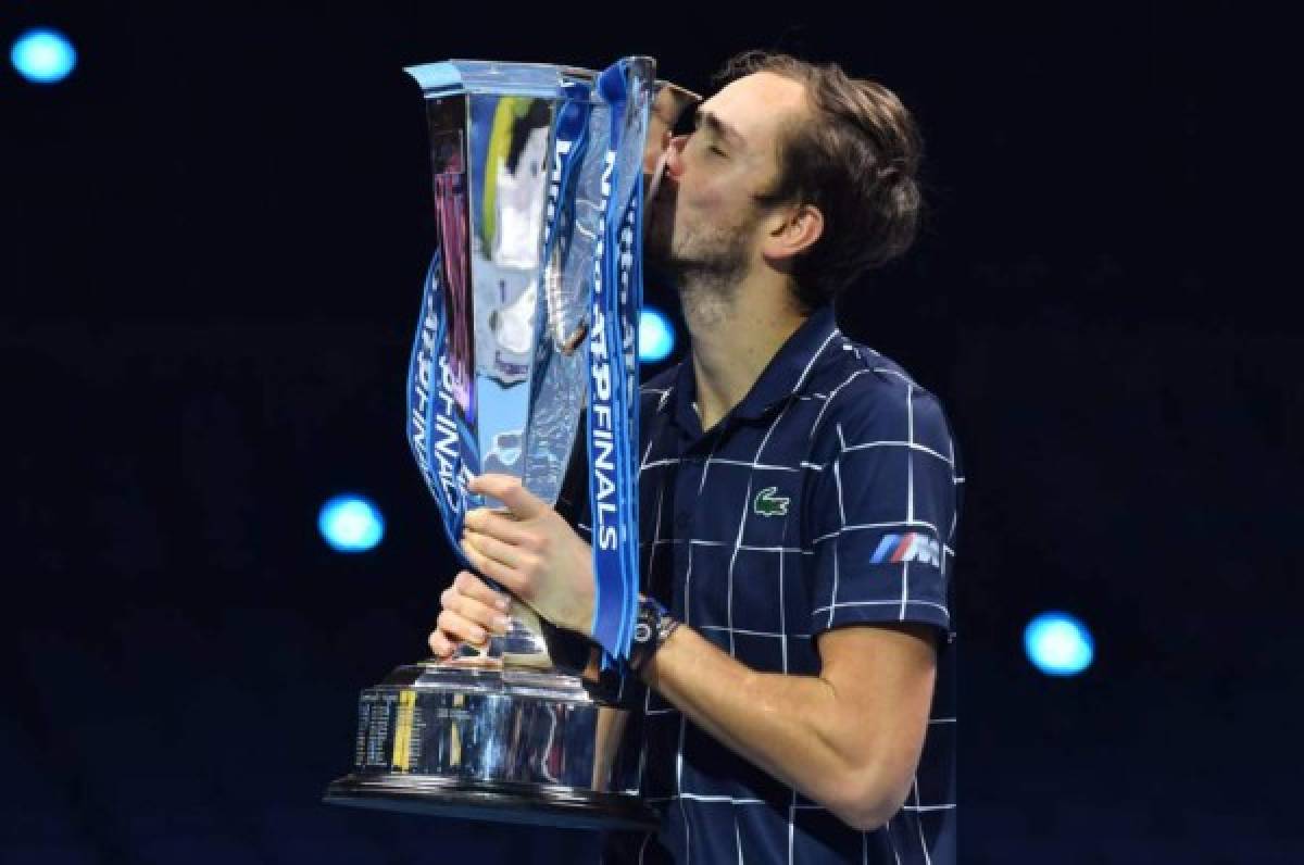 Medvedev remonta con categoria a Thiem y se consagra campeón del ATP Finals de manera histórica