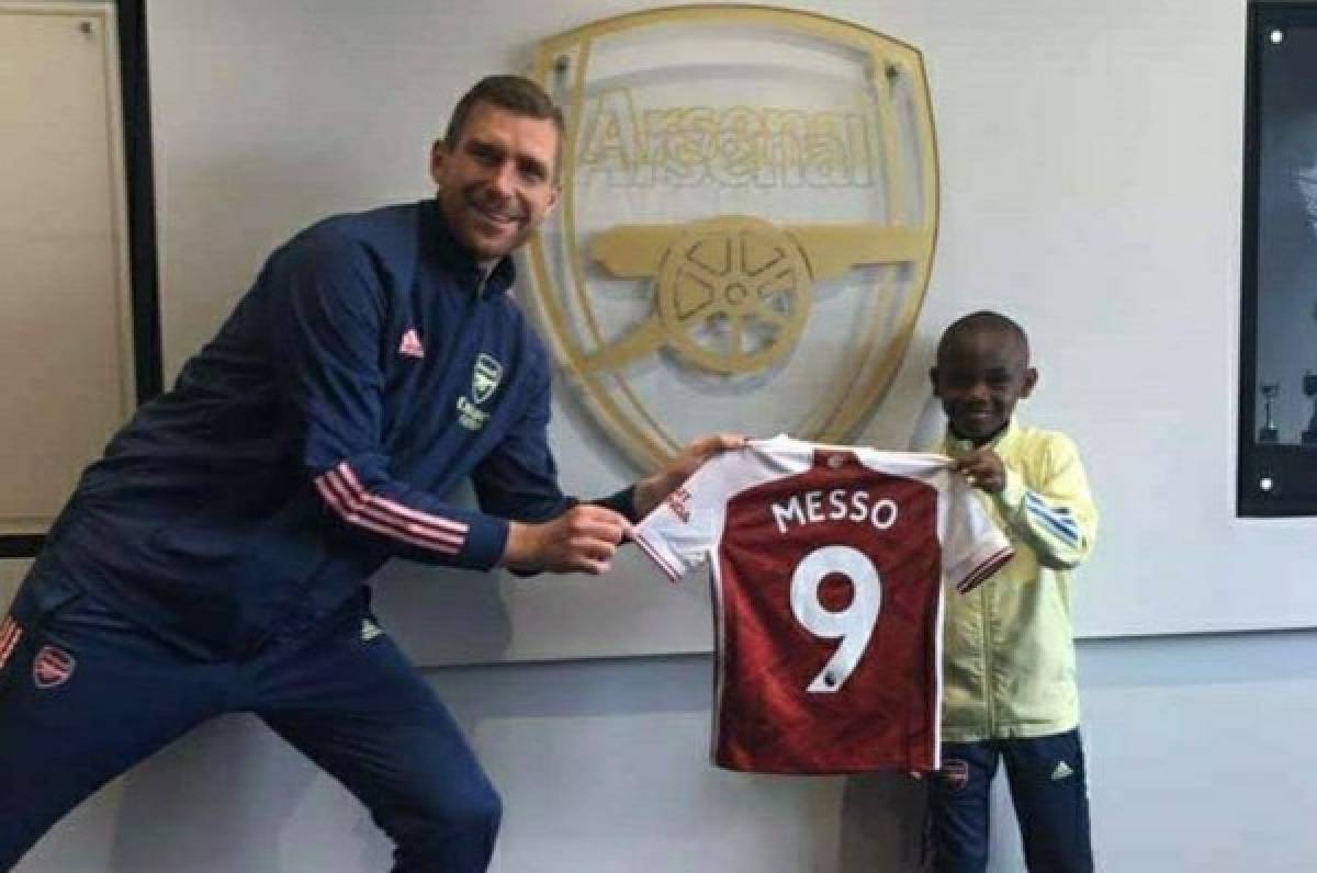 El fichaje más extraño del día: Arsenal confirma la contratación del pequeño... ¡Leo Messo!