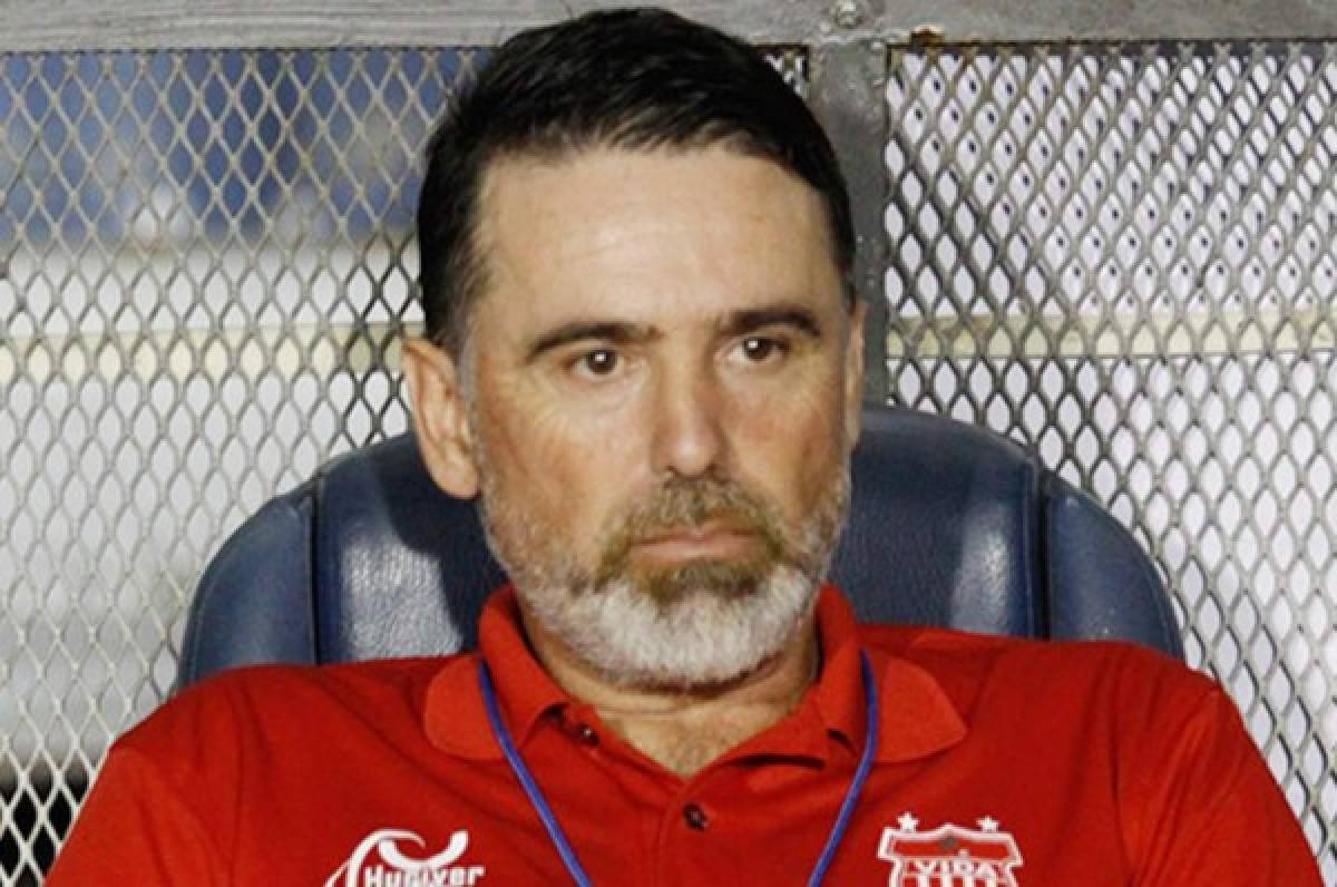 El entrenador Fernando Araujo anuncia que no regresaría al Vida tras marcharse a Uruguay