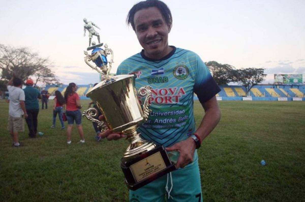 Julio 'Rambo' de León levanta su primer trofeo en El Salvador