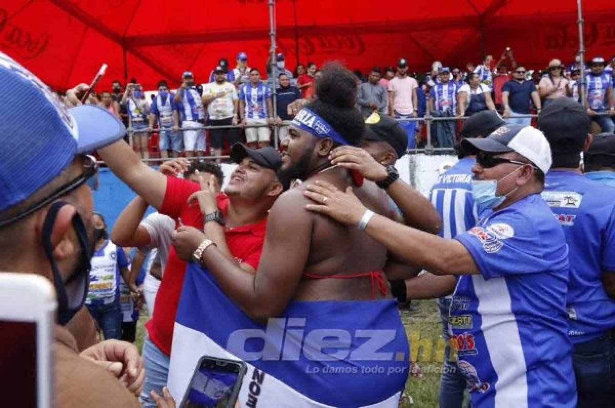 ¡En traje de baño! La More cumple promesa y Victoria celebra su ascenso a Liga Nacional en Honduras