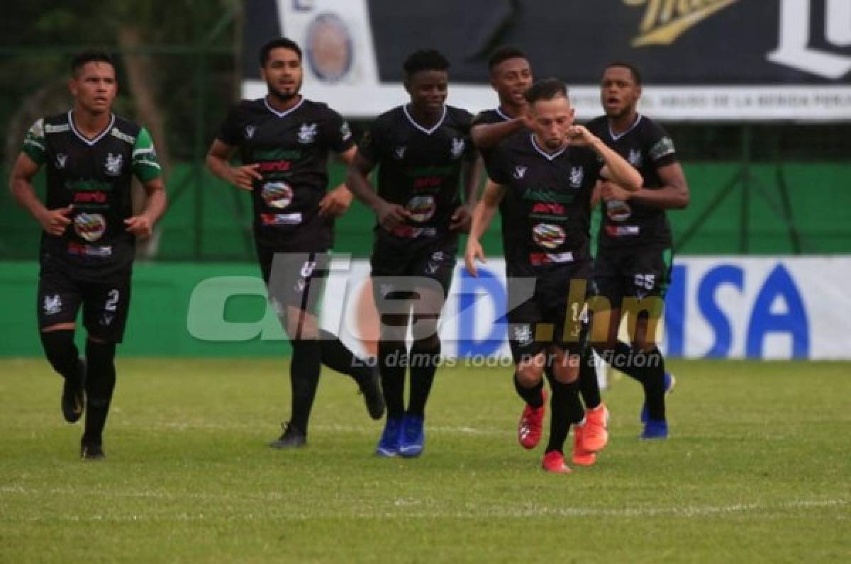 Ilce Barahona celebra con sus compañeros el golazo en el Yankel.