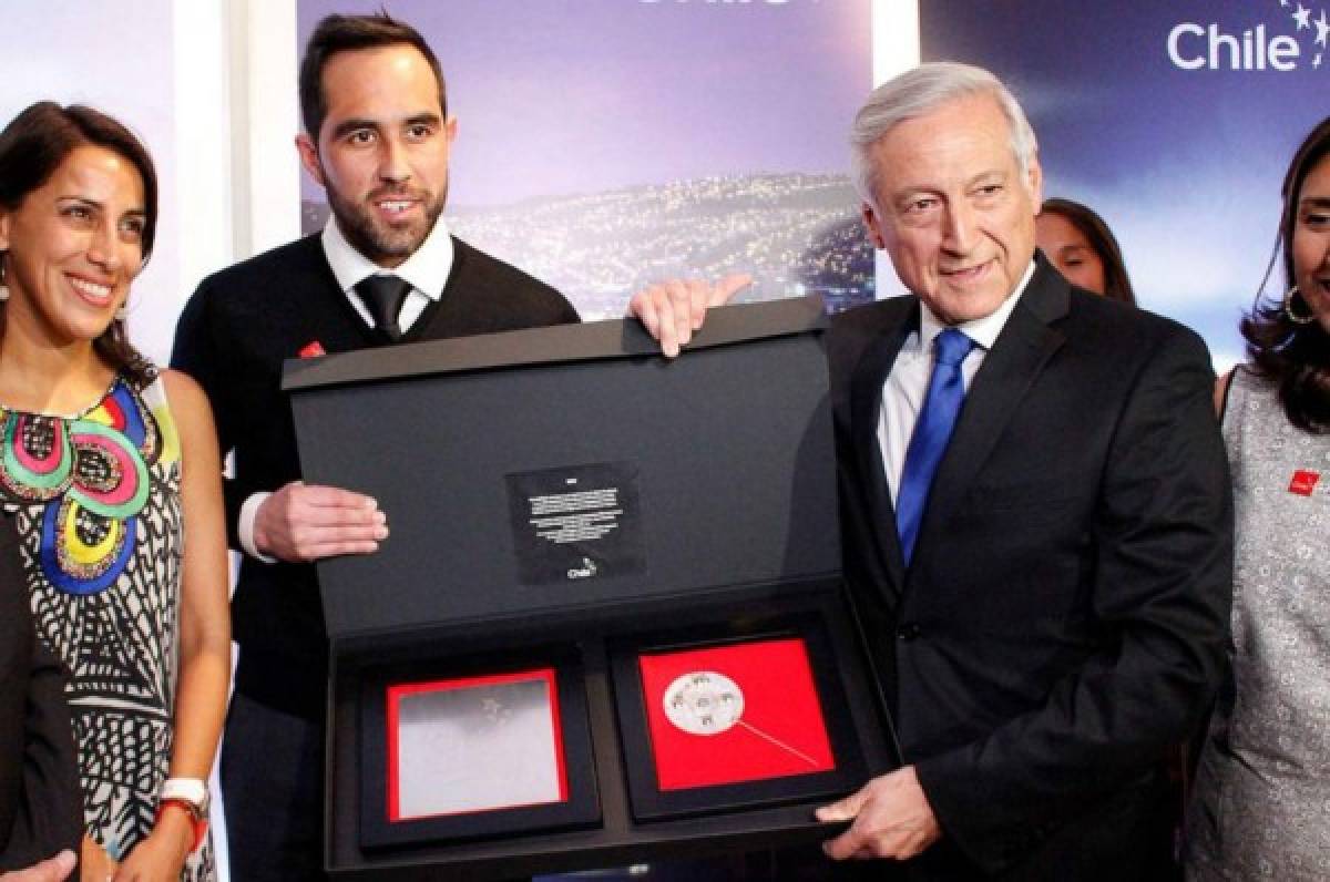 Claudio Bravo es galardonado con el premio 'Imagen de Chile'