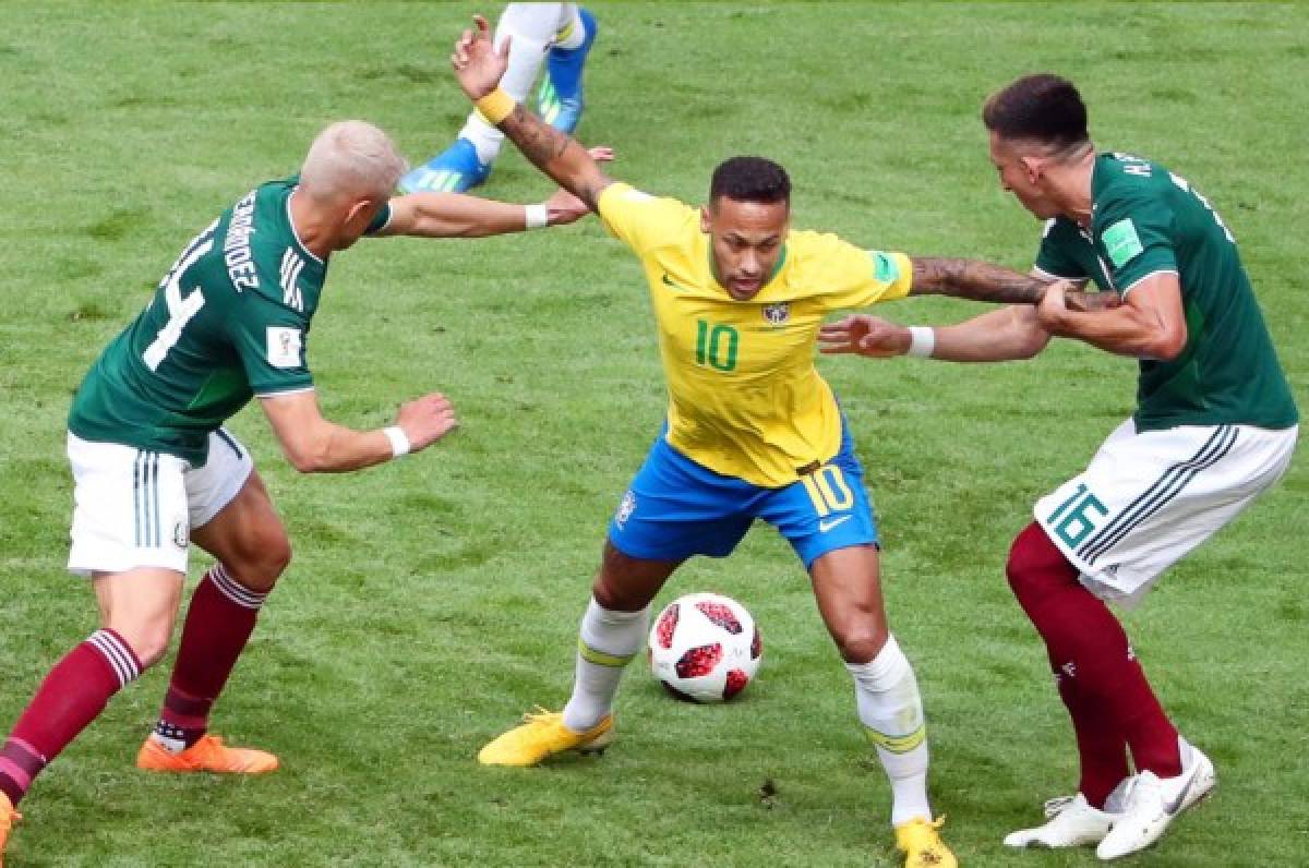 Neymar es marcado hasta por dos hombres en el Brasil-México. FOTOS AFP