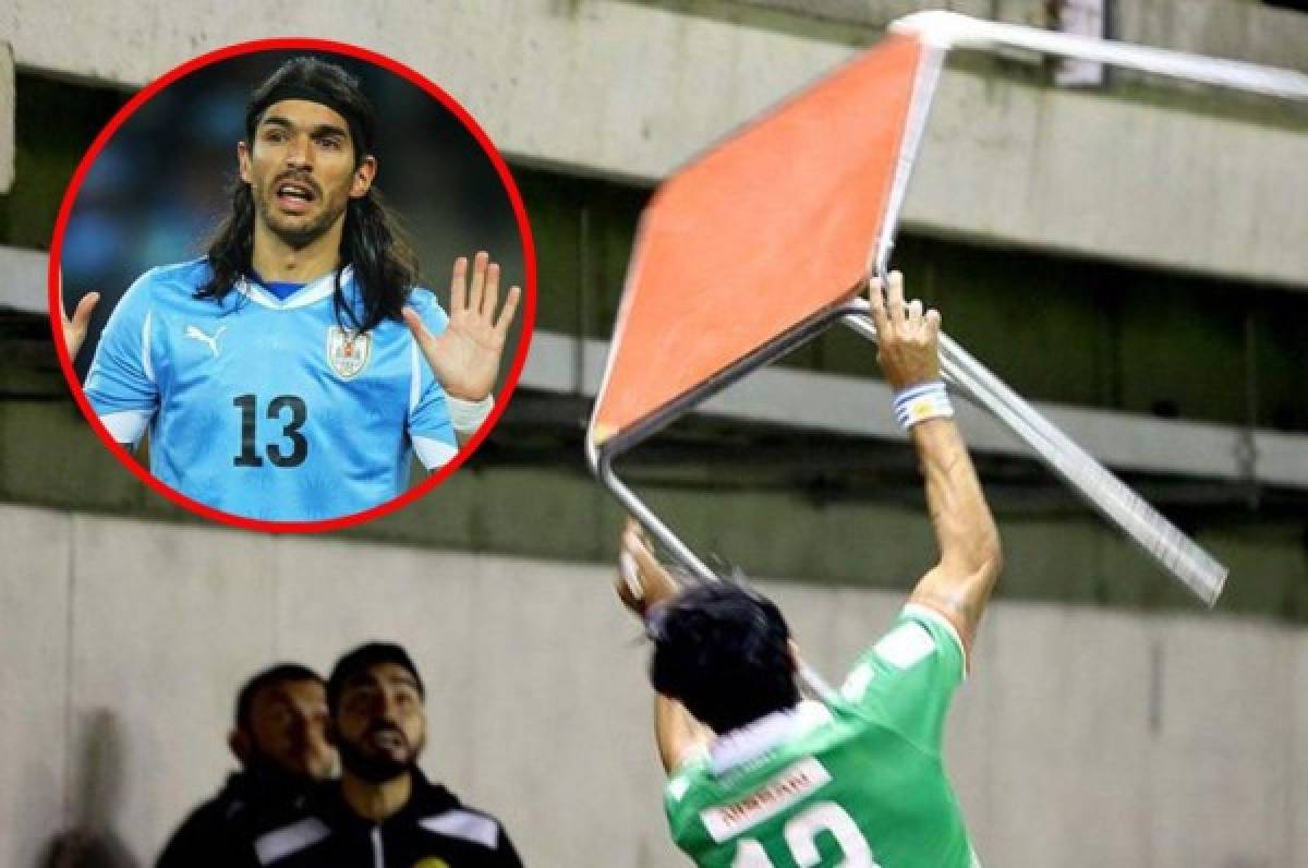 ¡Se volvió loco! Sebastián Abreu lanza una mesa a la afición tras recibir críticas