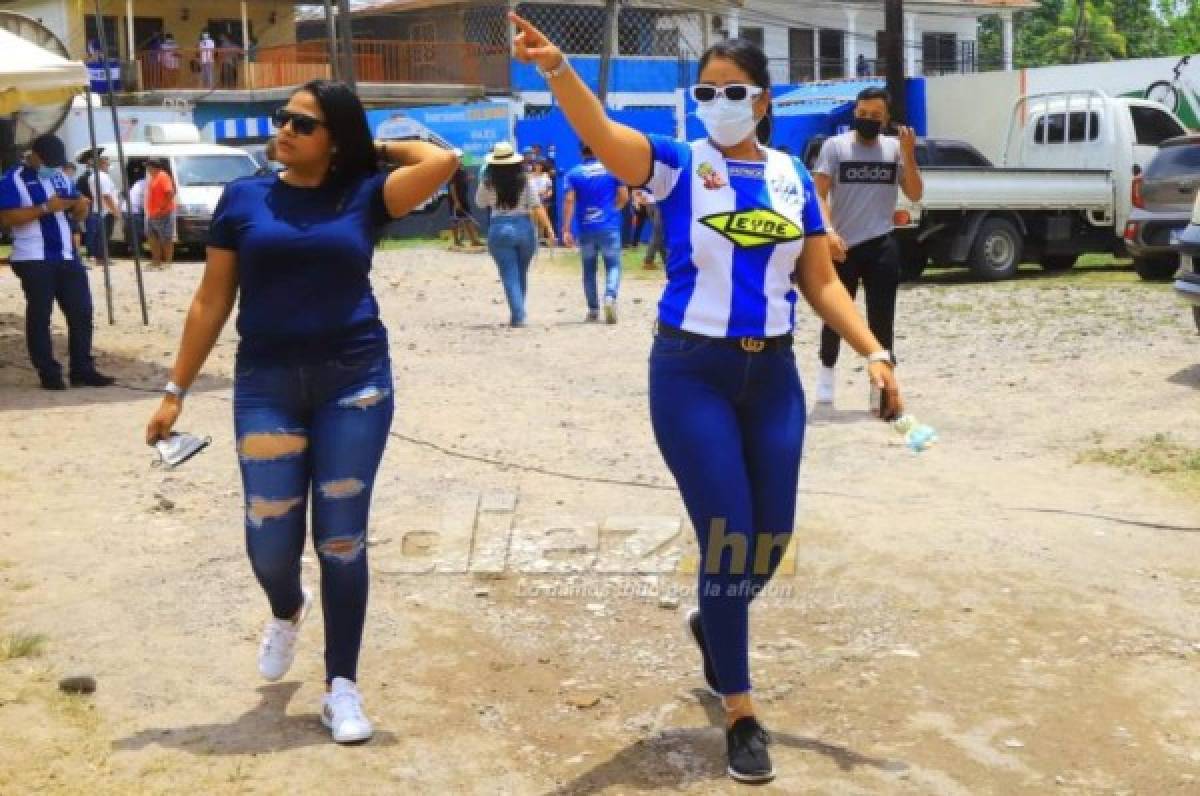 ¡A reventar! Chicas bellas, aficionados eufóricos y leyenda hondureña llenan sede del Victoria en La Ceiba