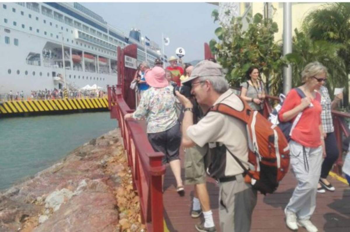 EN FOTOS: Así quedó el crucero tras estrellarse con muelle en Roatán