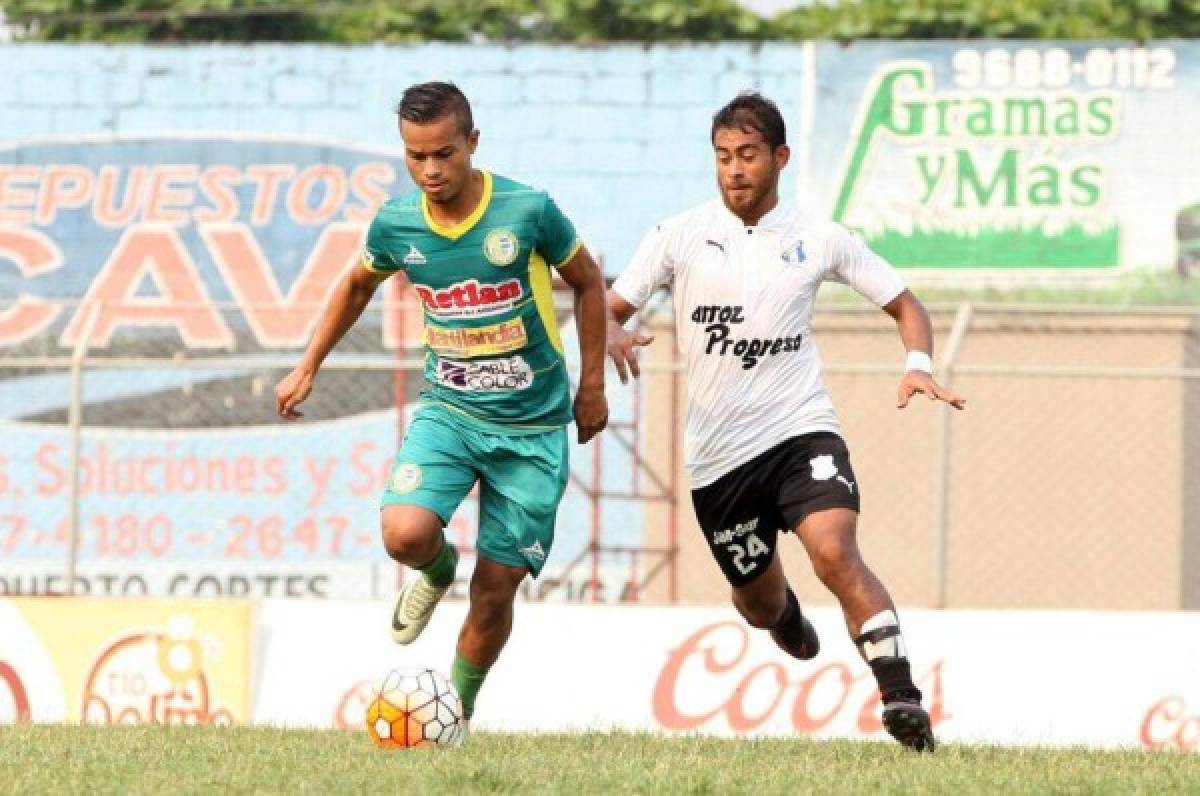 Juan José Ocampo anotó un gol para el Juticalpa, aquí disputa el balón con Diego Rosales del Honduras Progreso.