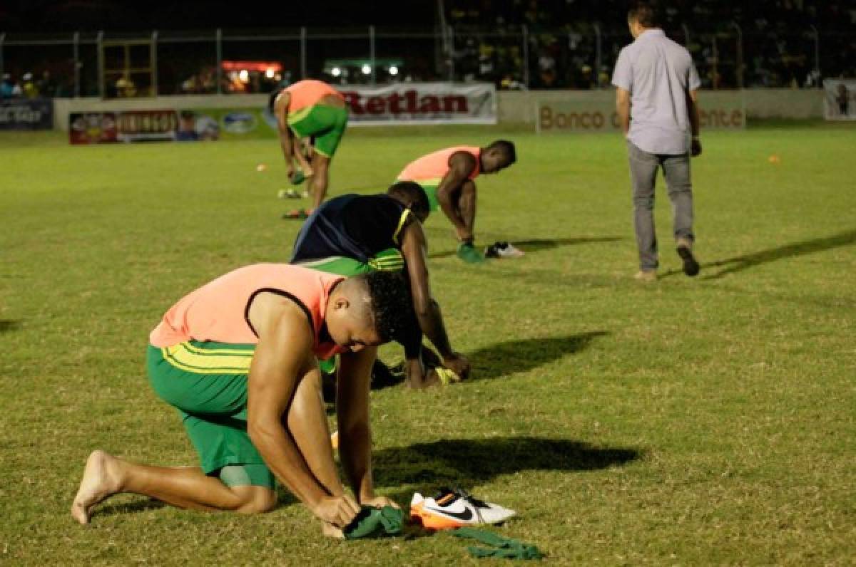 Jugadores del Social Sol salen descalzos a la cancha estadio San Jorge de Olanchito
