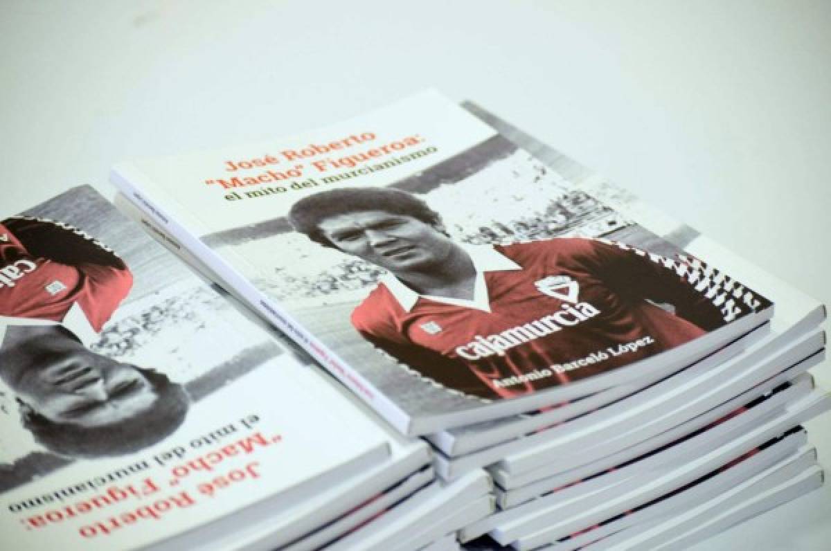 Qué detallazo: El Murcia presenta libro en homenaje al hondureño 'Macho' Figueroa