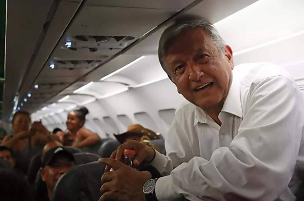 Presidente de México López Obrador queda varado en avión por cinco horas