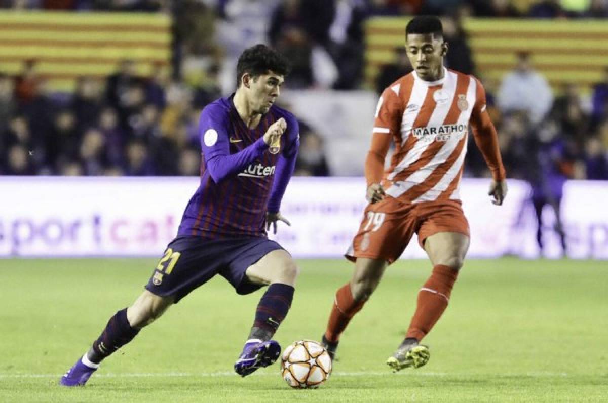 Charles Aleñá, futbolista del Barcelona, corre tras la pelota ante la marca del hondureño Choco Lozano del Girona. Foto cortesía FC Barcelona