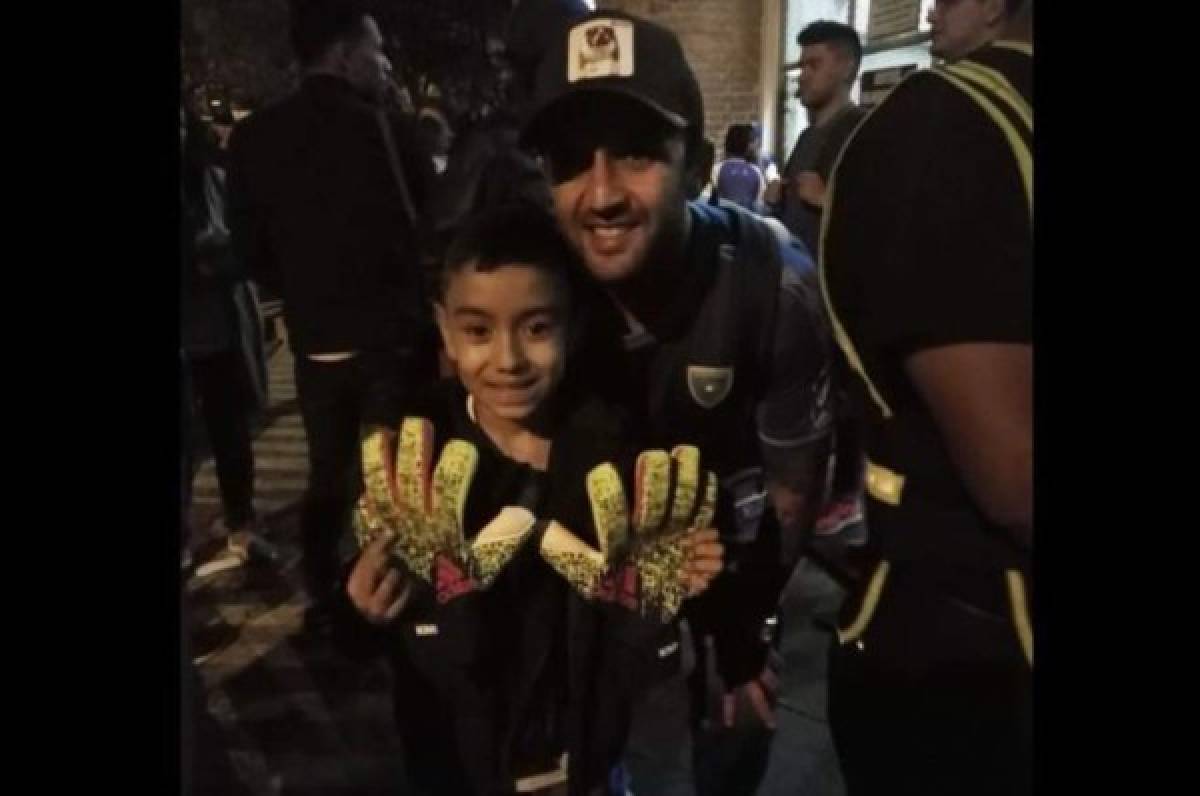 Niño de 8 años de Guatemala se quedó con los guantes de Keylor Navas