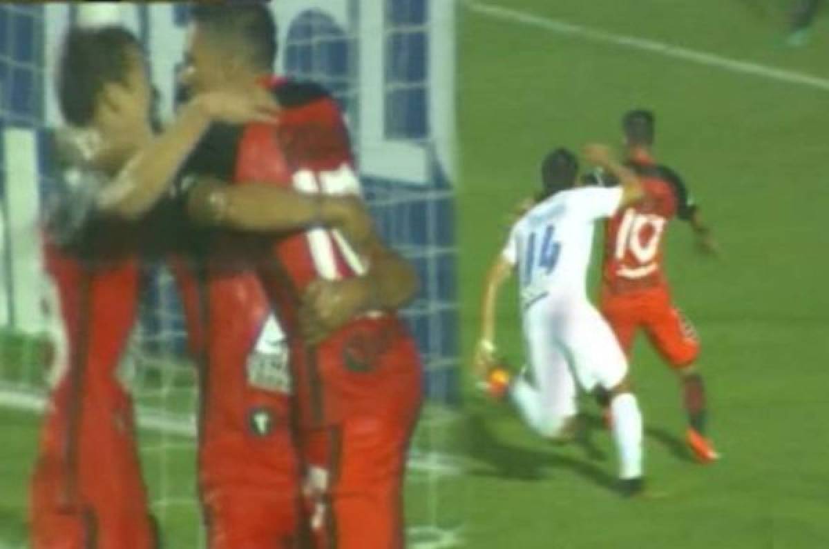 ¡DE TERROR! Tras fallo de Israel Fonseca, Franco Jara pone de penal el 2-1 de Pachuca sobre Olimpia