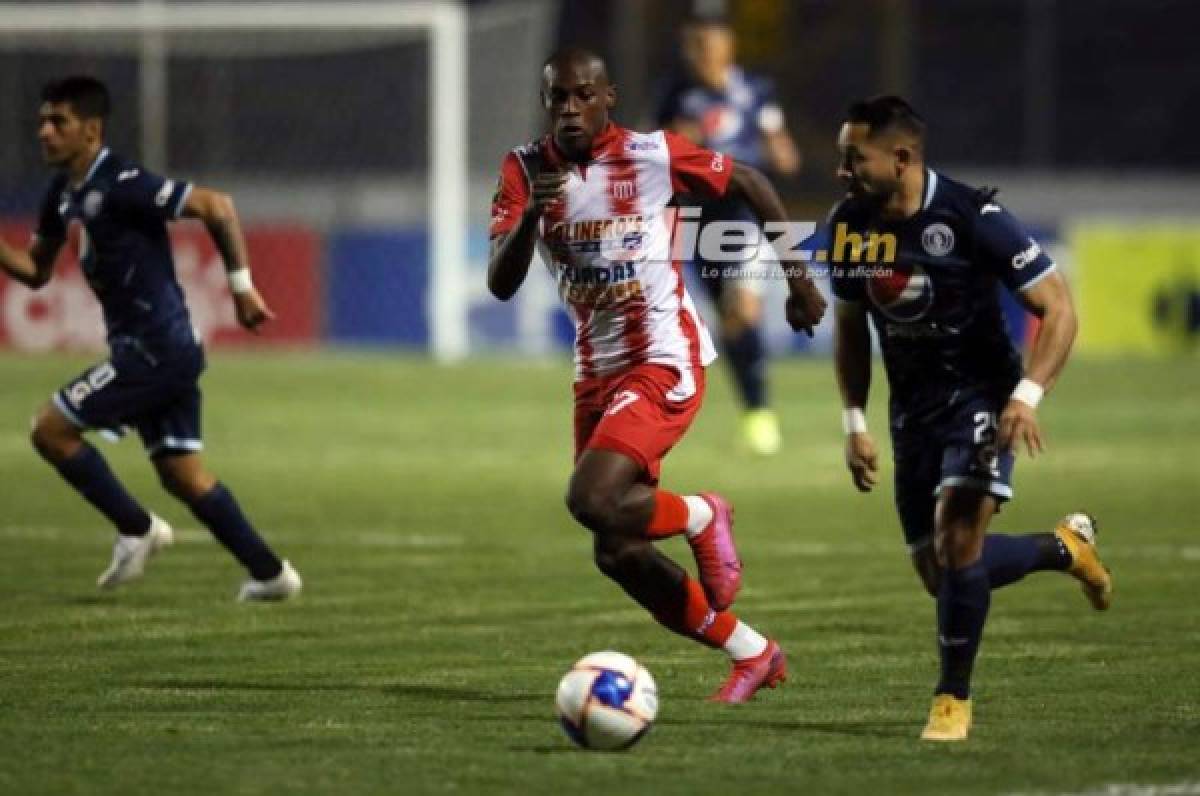 Omar Elvir conduce el balón ante la marca de Iverson Sacaza. Motagua y Vida están sin goles en el Nacional. Fotos Emilio Flores