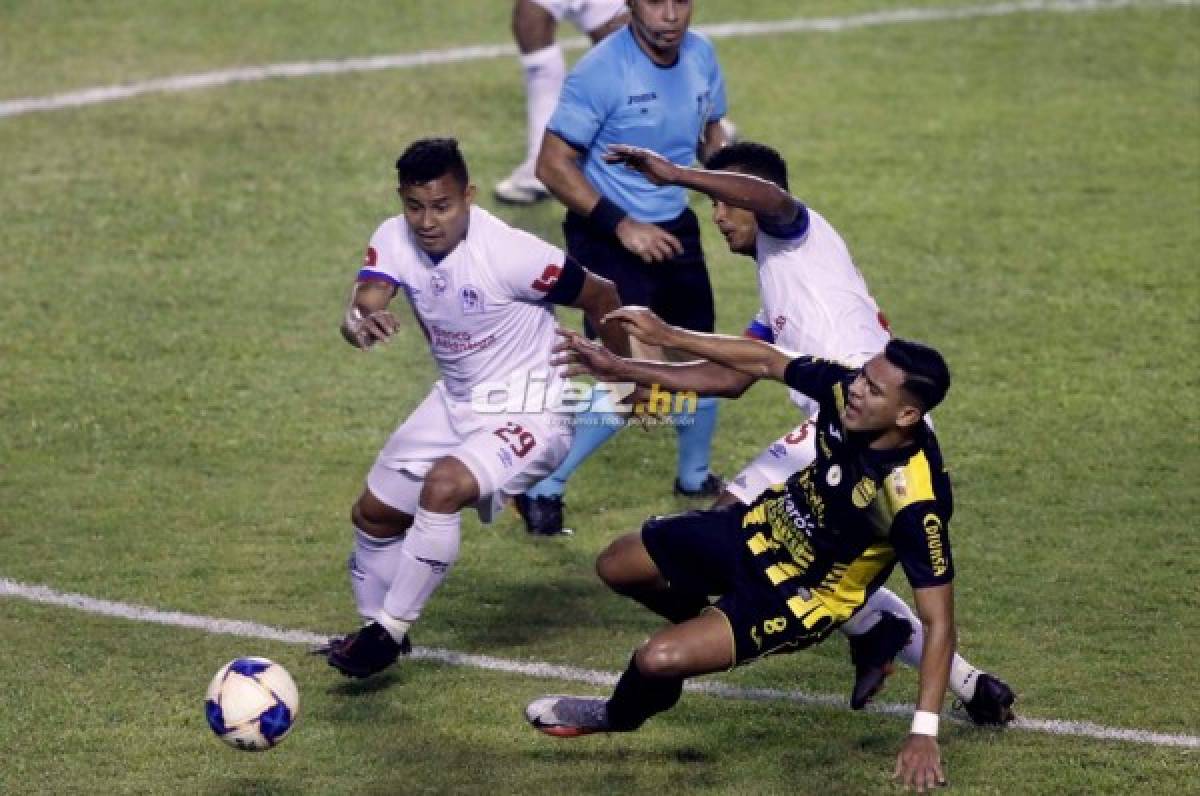 German Mejía se escapa con el balón ante la marca de Alejandro Reyes, jugador del Real España. FOTO: Neptalí Romero