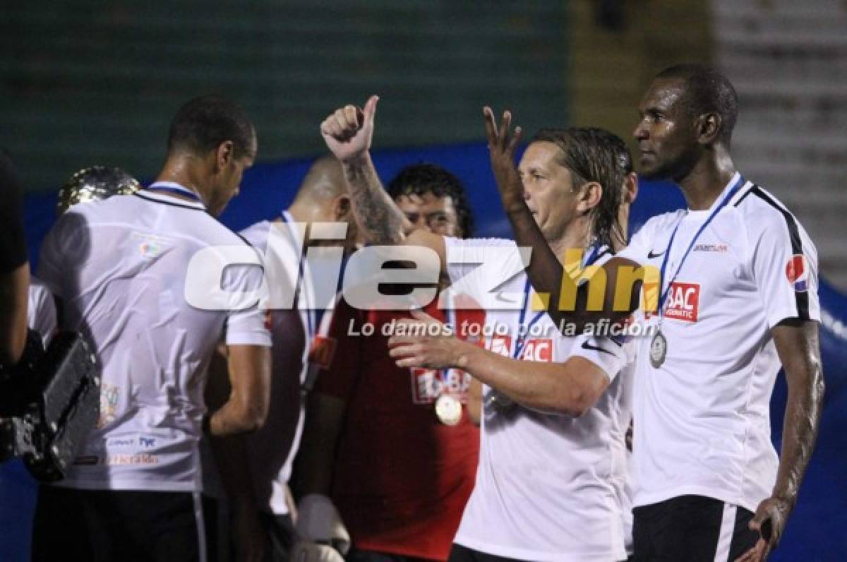 NO SE VIO EN TV: El hincha que buscaba una foto con una Leyenda del Mundo y la petición a Puyol