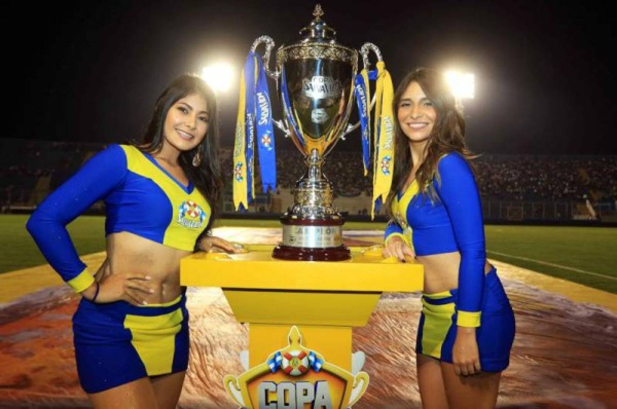 La Copa que levantará el campeón del Clausura en el estadio Nacional custodiada por dos preciosa modelos. Foto Juan Salgado
