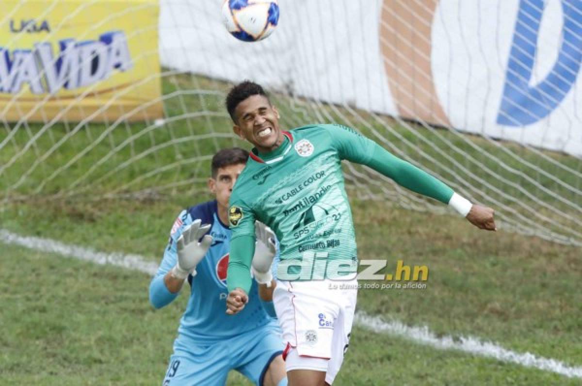 Yaudel Lahera busca el balón ante el acoso del portero Jonathan Rougier. FOTO: Neptalí Romero.