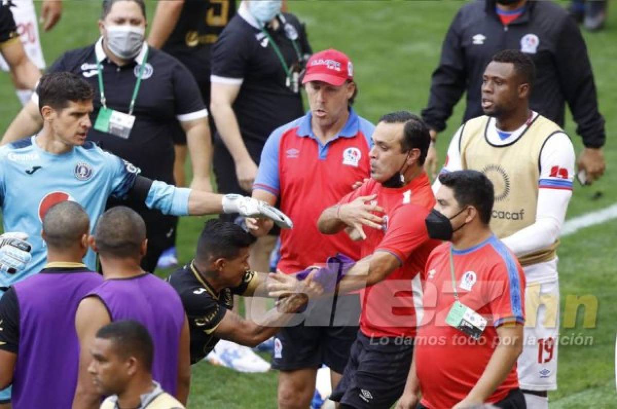 ¡Zafarrancho en el Motagua-Olimpia! Troglio y Diego Vázquez enloquecen; la agresión del Chino López