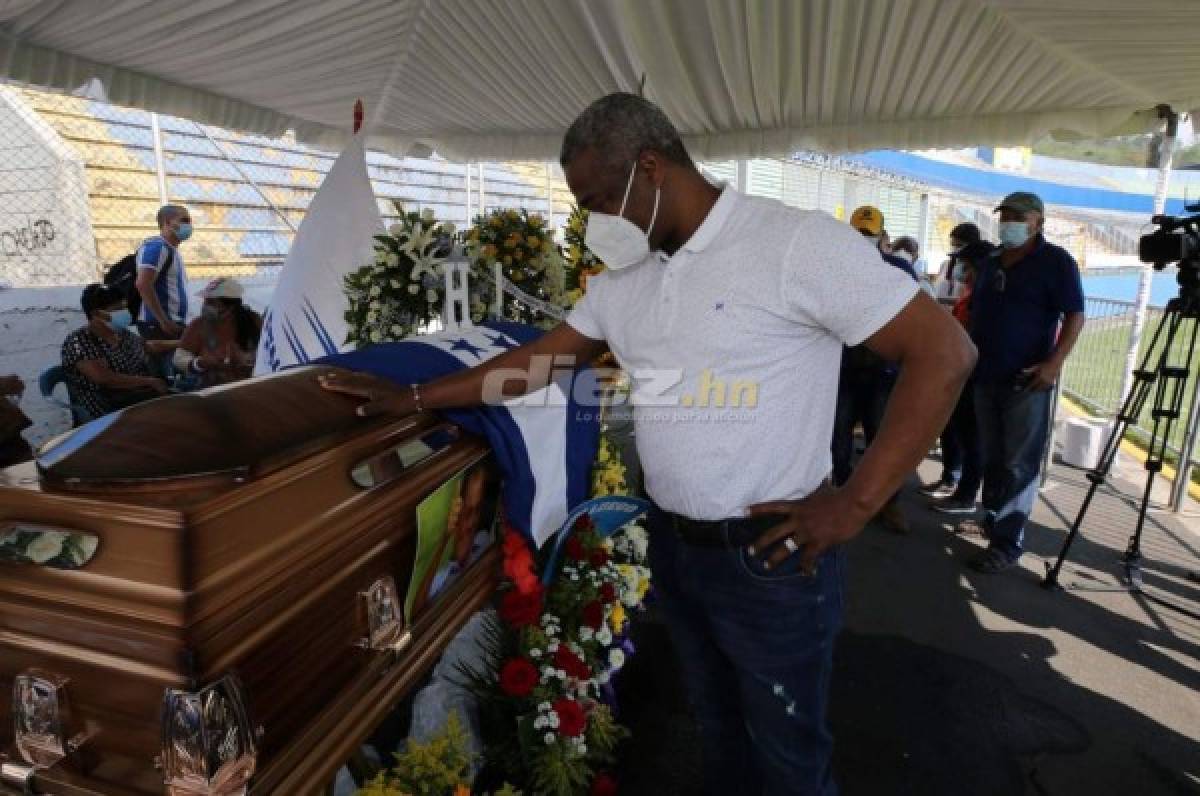El momento en el que el exfutbolista Eugenio Dolmo Flores le da el último adiós a Chelato Uclés.