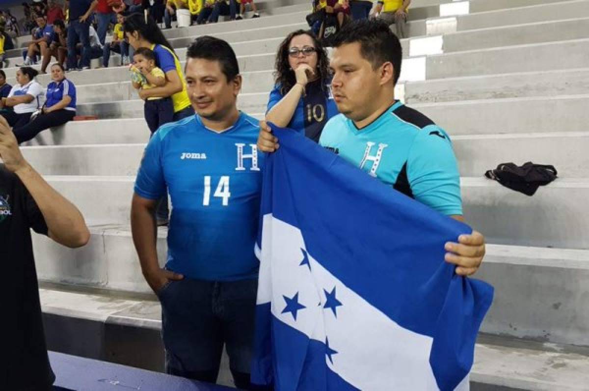Aficionados hondureños presentes en el estadio de Guayaquil, Ecuador donde la Selección catracha se enfrenta a Ecuador en partido amistoso. Foto cortesía