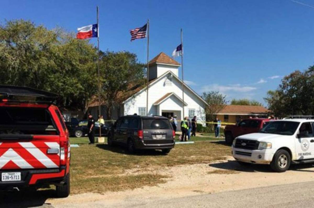 INFORME ESPECIAL: Al menos 20 muertos en tiroteo en iglesia de Texas