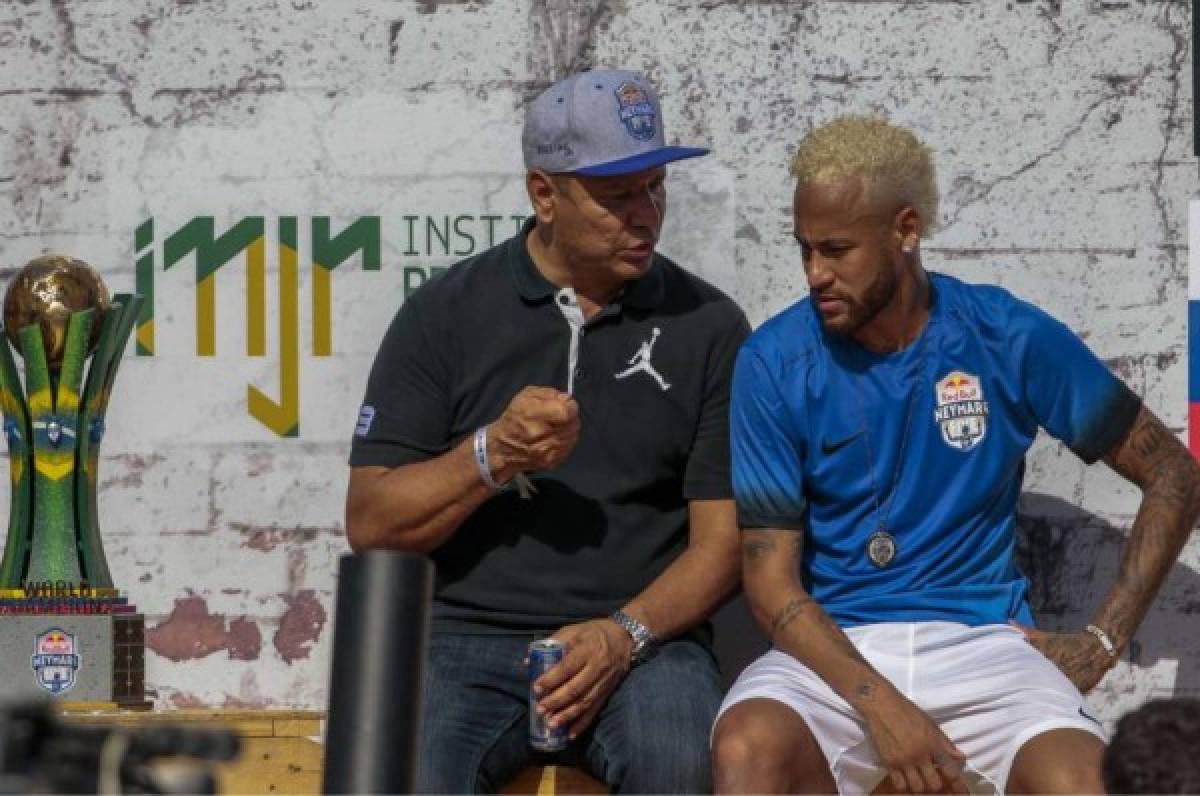 Entorno de Neymar dice que estará el lunes en Paris, niega 'falta de respeto'