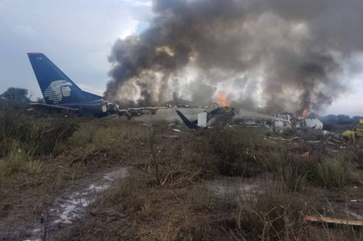 Las primeras imágenes del avión que se ha estrellado en Durango pocs minutos después de su despegue.