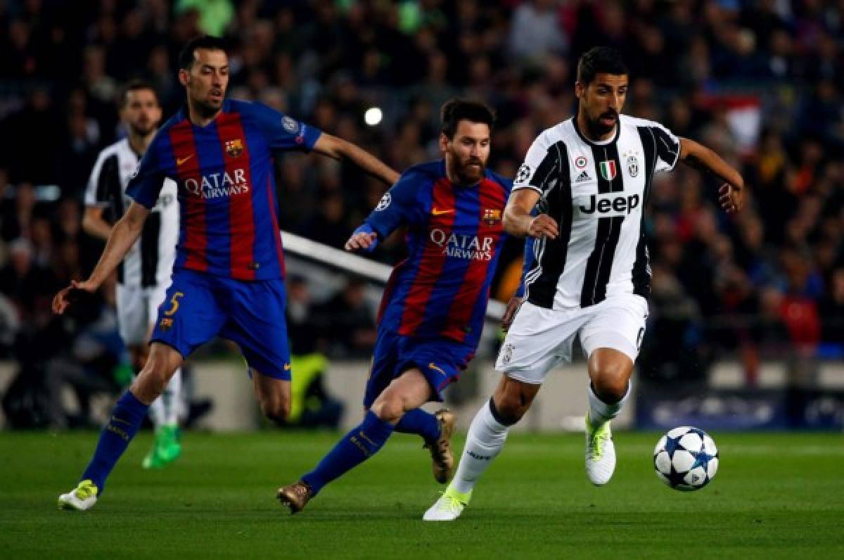 Sami Khedira es marcado por Lionel Messi.