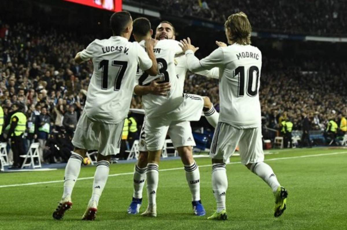 Los jugadores del Real Madrid celebrando el tanto que los tiene ganando ante Valencia.