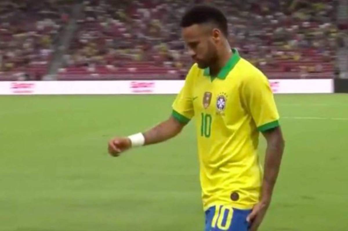 Neymar mientras abandonaba el terreno de juego ante Nigeria.