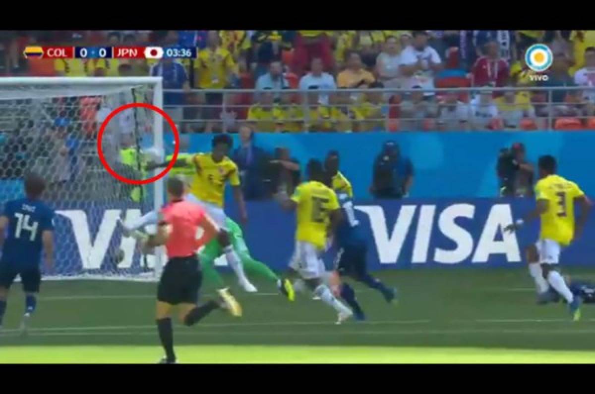 Carlos Sánchez en el área desvió el balón con la mano y el árbitro que estaba de frente no dudó en expulsarlo.