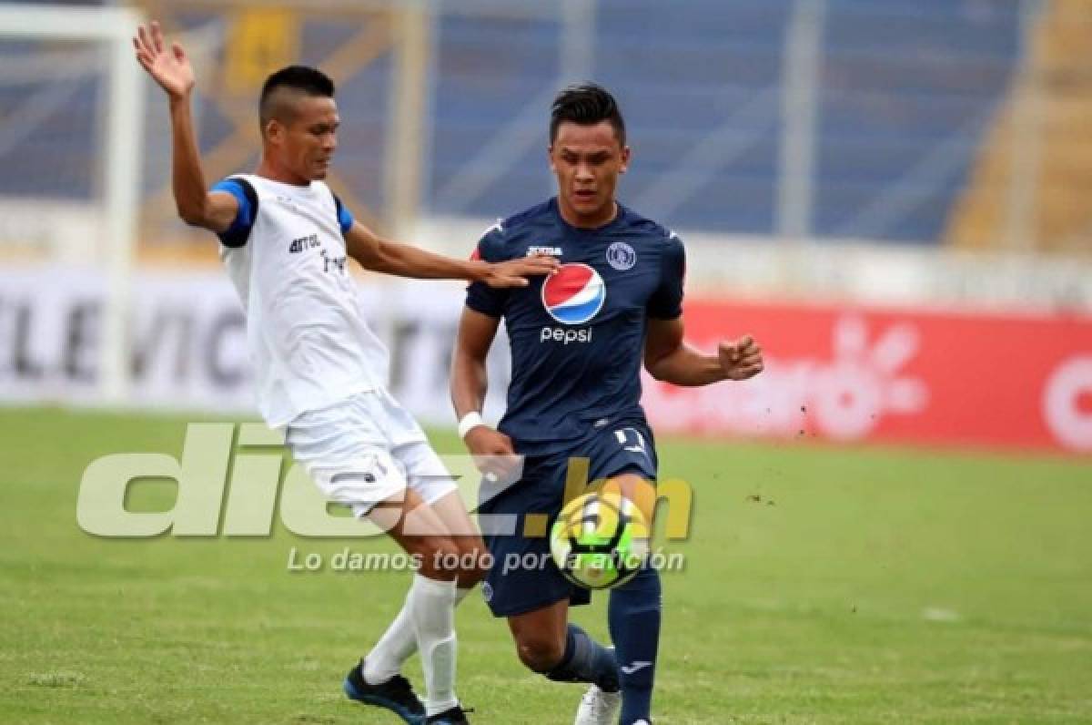 Juan Delgado ejerce marca contra el motagüense Denil Maldonado.