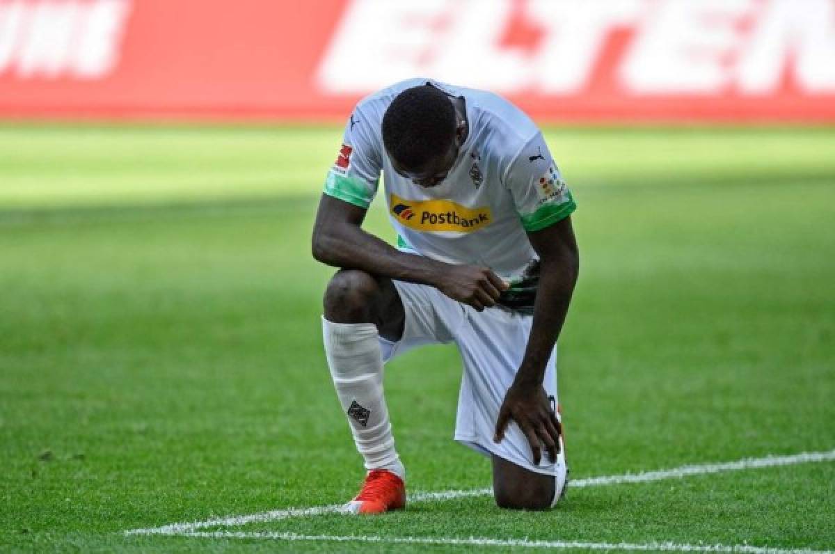 Futbolista del Mönchengladbach se arrodilla para protestar por la muerte de George Floyd