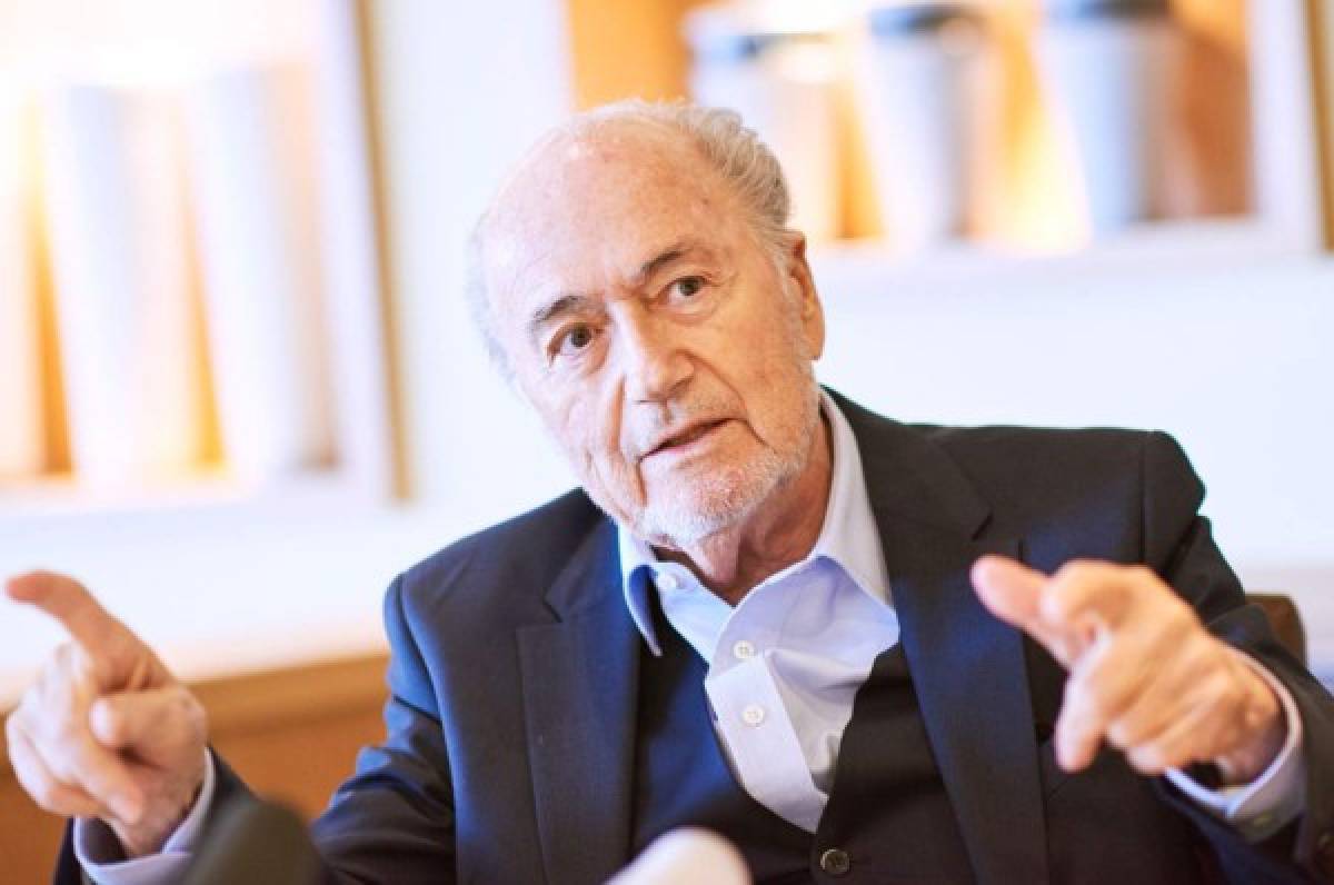 Joseph Blatter reaparece, demacrado y pidiendo a Platini para la Uefa o Fifa