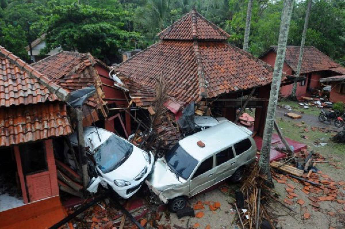 Llanto, muertes y desaparecidos: las desgarradoras fotos del tsunami que arrasó en Indonesia