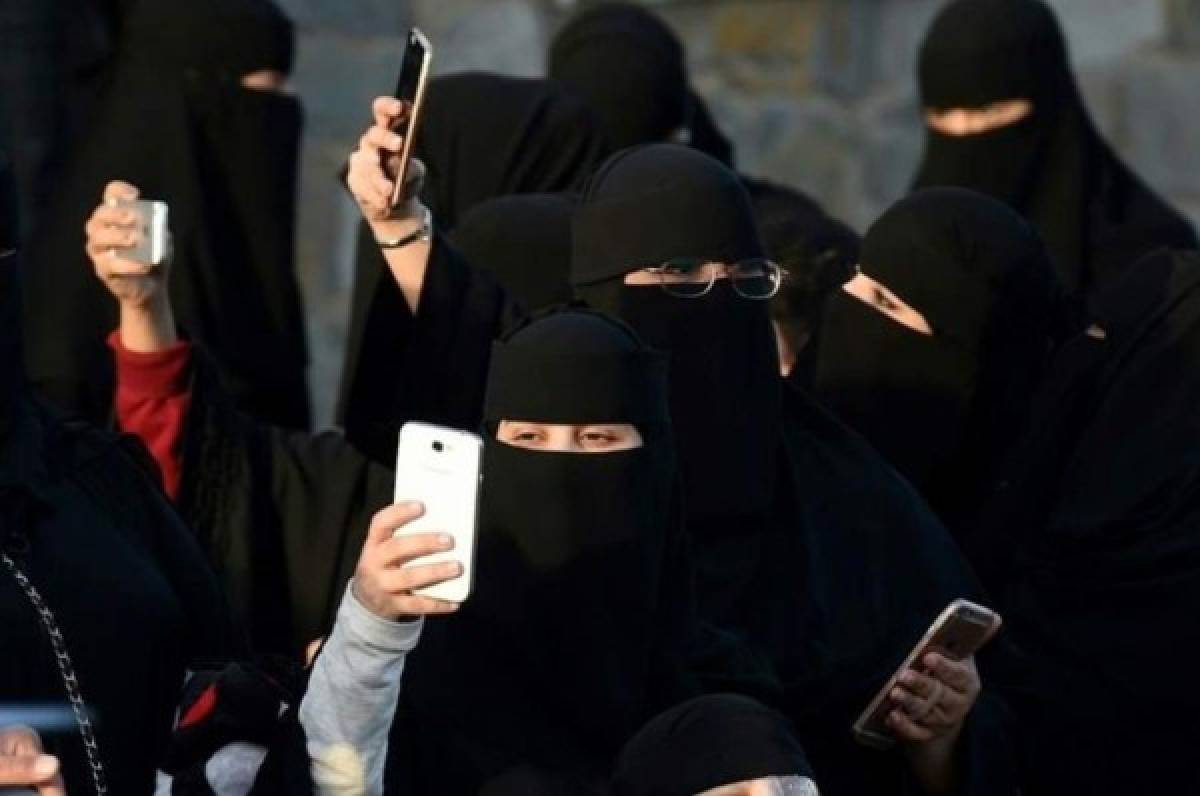 ¡De locos! En Arabia Saudita, prohibido espiar el celular del cónyuge