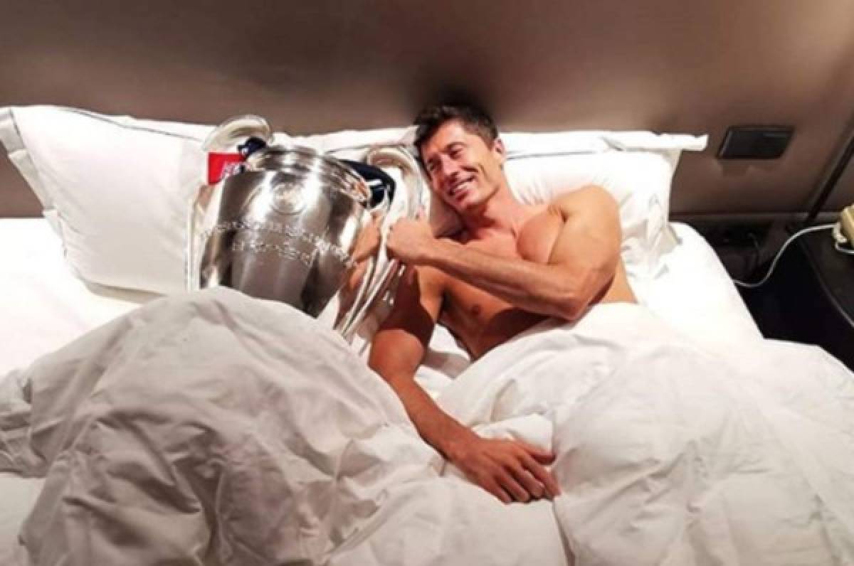 Lewandowski tuvo el sueño más dulce de todos luego de ganar la Champions: ¡durmió con la copa!
