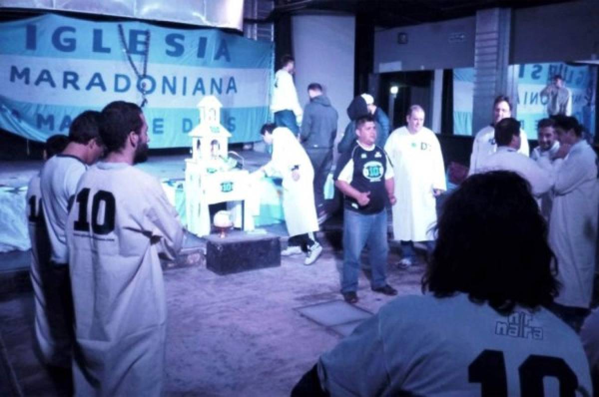 La Iglesia Maradoniana llora la muerte de su ídolo y dios, Diego Maradona
