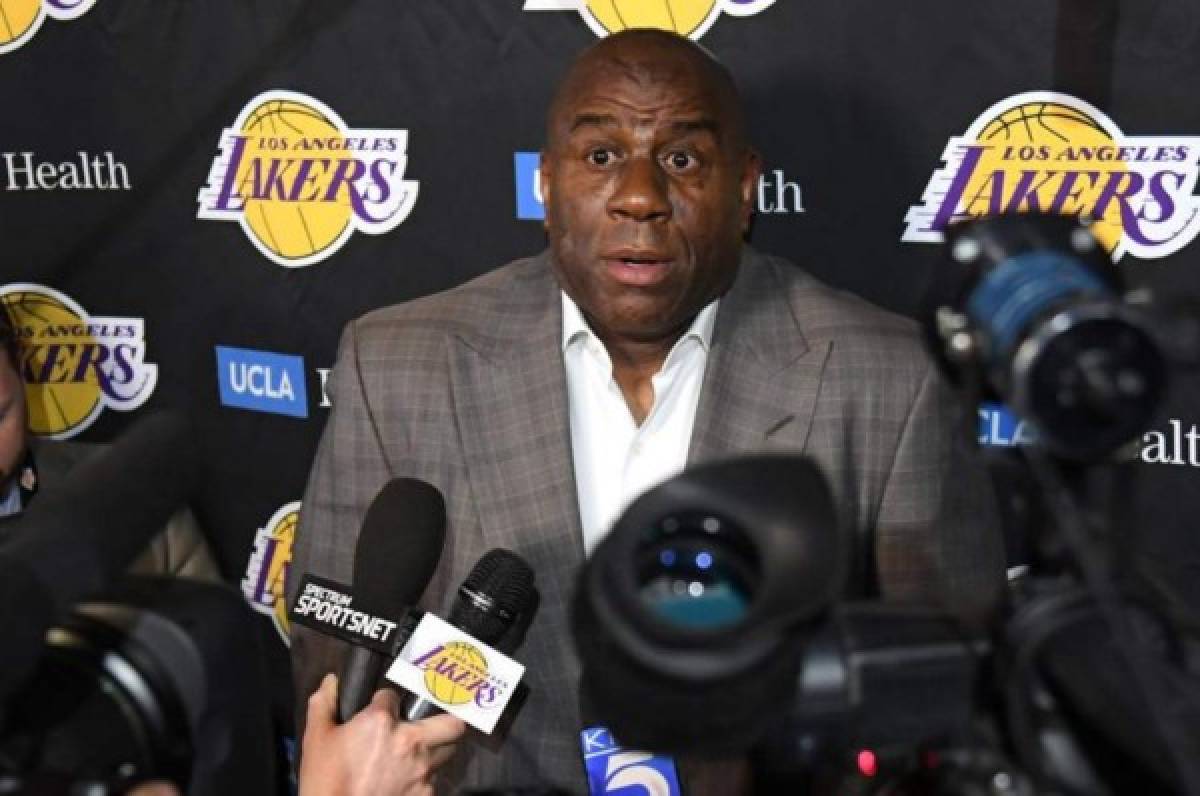 Magic Johnson renuncia como presidente de los Lakers